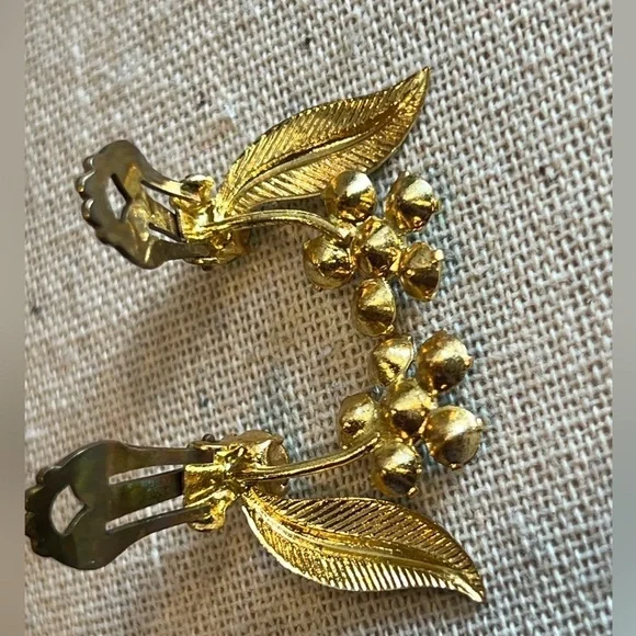 Brooch and earrings Signed AUSTRIA Gold Tone green Flowers Vintage pin - Picture 5 of 5